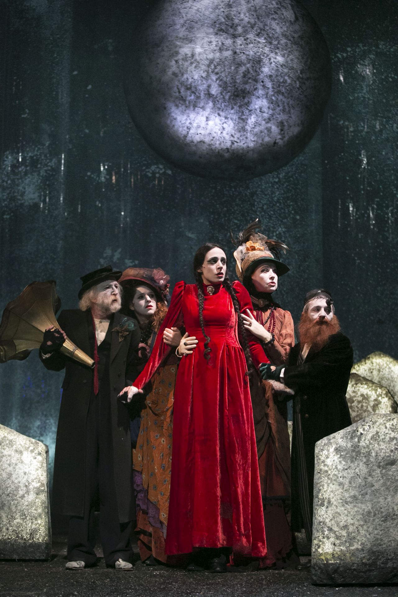 Сцена из спектакля «Диббук», фотограф Даниэль Каминский