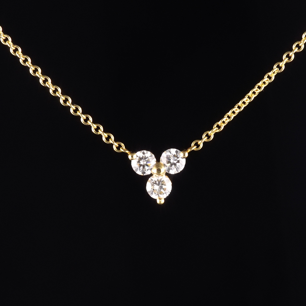 Кулон в форме трилистника