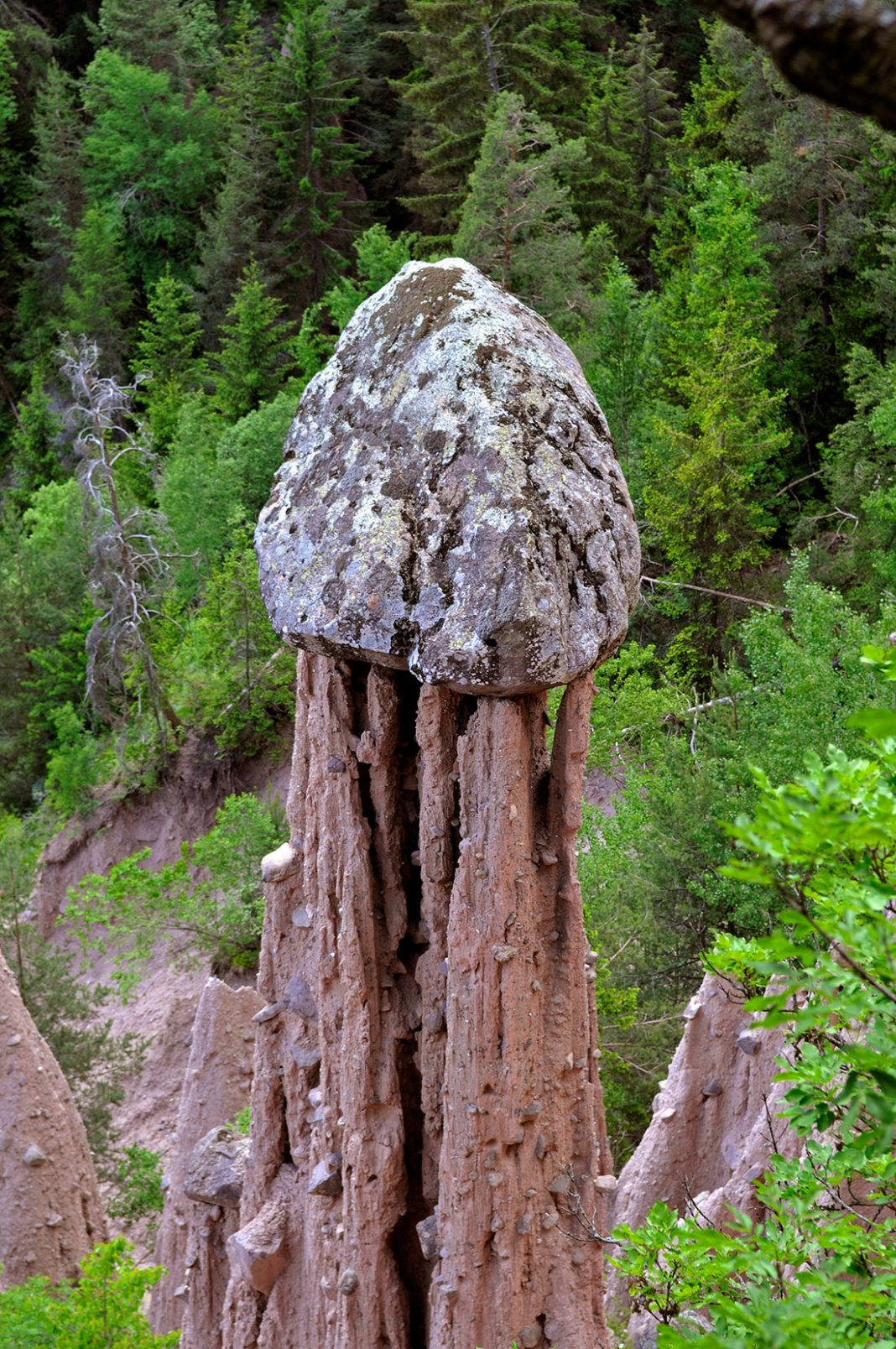 zemlyanye-stolby-renona-5-1068x1608