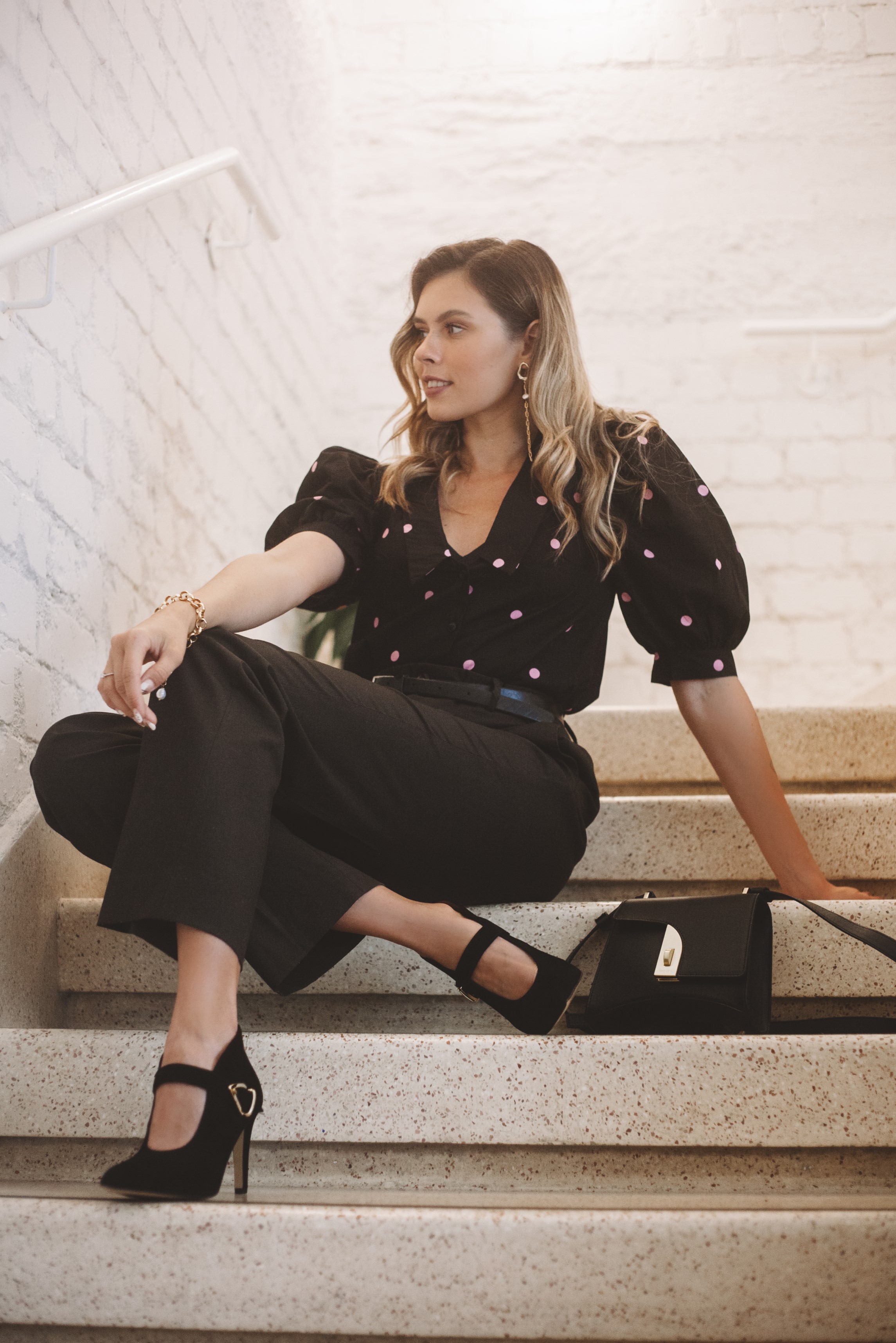 На шпильках летящей походкой