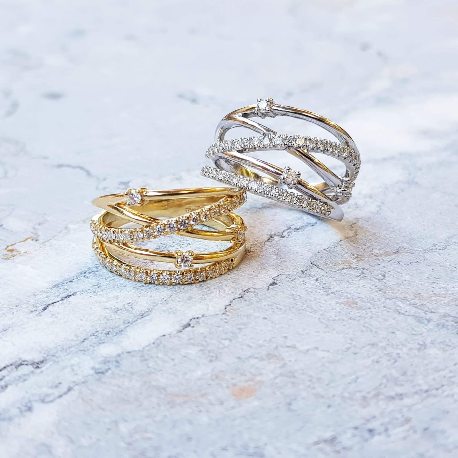 4. 0.39 карат белыми бриллиантами.2700 вместо 5700